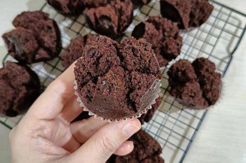 Resep Bolu Kukus Lembut Tanpa Mixer: Cuma 7 Sendok, Cokelatnya Lumer, Bikinnya Gampang Banget! Resep Bolu Kukus Lembut Tanpa Mixer: Cuma 7 Sendok, Cokelatnya Lumer, Bikinnya Gampang Banget!